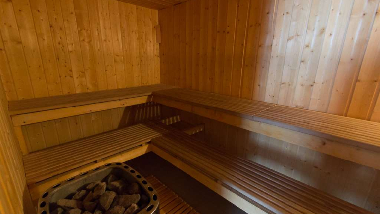 Le sauna pour 12 personnes.