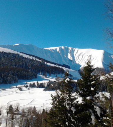 Vue extrieure depuis le chalet sur la montagne du Grand Serre, soleil et neige
