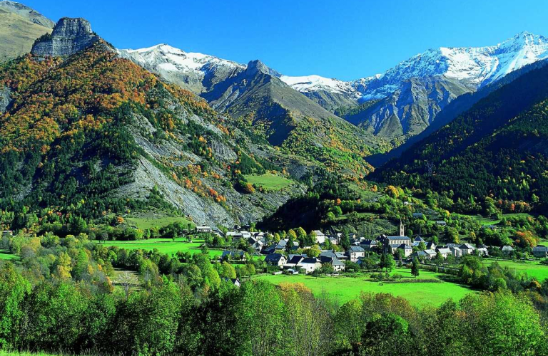 Le village du Prier et ses montagnes  proximit.