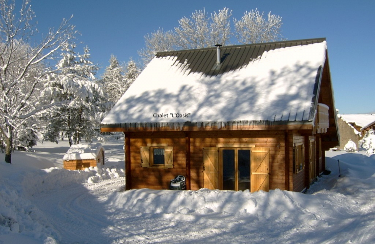 Vue extrieure du chalet en hiver, soleil, ciel bleu et neige fraiche